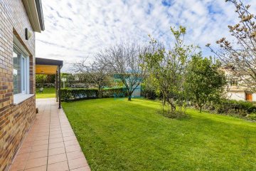 Foto 33 de Villa bifamiliar en Miramón Pº Oriamendi con precioso jardín con piscina y vistas depejadas. Construcción del año 2005. Foto 33 de Villa bifamiliar en Miramón Pº Oriamendi con precioso jardín con piscina y vistas depejadas. Construcción del año 2005.
