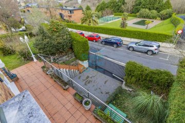 Foto 40 de Villa bifamiliar en Miramón Pº Oriamendi con precioso jardín con piscina y vistas depejadas. Construcción del año 2005. Foto 40 de Villa bifamiliar en Miramón Pº Oriamendi con precioso jardín con piscina y vistas depejadas. Construcción del año 2005.