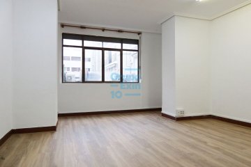Foto 2 de Oficina en la Avda. de la Libertad en entreplanta orientado a patio de manzana.