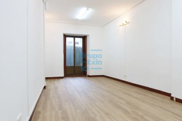 Foto 3 de Oficina en la Avda. de la Libertad en entreplanta orientado a patio de manzana.