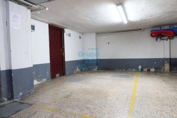 Foto 3 de Plaza de aparcamiento (raya) en planta de sótano 1º con trastero anejo de 8,85 m2.
