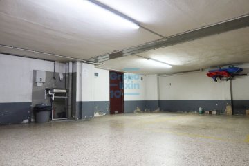Foto 4 de Plaza de aparcamiento (raya) en planta de sótano 1º con trastero anejo de 8,85 m2.