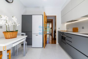 Foto 2 de Vivienda totalmente exterior con balcones a dos fachadas. Zona tranquila con aparcamiento comunitario privado en el exterior.