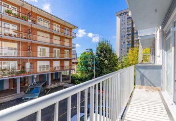 Foto 20 de Vivienda totalmente exterior con balcones a dos fachadas. Zona tranquila con aparcamiento comunitario privado en el exterior.