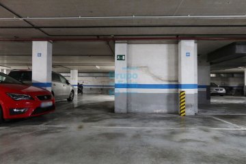 Foto 2 de Junto a ARCCO se vende plaza de aparcamiento para motos o coche mediano ubicado en sótano segundo.