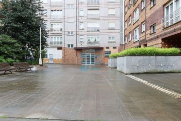 Foto 6 de Junto a ARCCO se vende plaza de aparcamiento para motos o coche mediano ubicado en sótano segundo.
