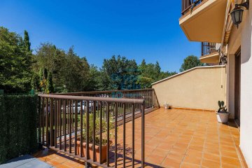 Foto 3 de Villa adosada de 4 plantas en Avenida de Elizatxo con amplias terrazas y vistas despejadas.