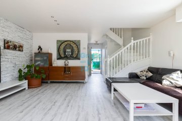 Foto 5 de Villa adosada de 4 plantas en Avenida de Elizatxo con amplias terrazas y vistas despejadas.
