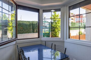 Foto 7 de Villa adosada de 4 plantas en Avenida de Elizatxo con amplias terrazas y vistas despejadas.