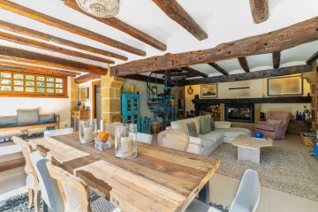 Foto 2 de Entre Oiartzun e Irún vendemos dos casas con mucho encanto  de estilo rústico en una misma parcela de 10.990 m2.