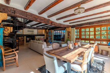 Foto 3 de Entre Oiartzun e Irún vendemos dos casas con mucho encanto  de estilo rústico en una misma parcela de 10.990 m2.