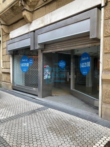 Foto 2 de Centro. Calle Easo. Local muy visible en zona de intenso tránsito peatonal y rodado.