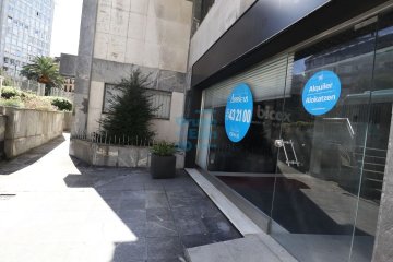 Foto 3 de Centro. Amplio local en Calle Zubieta con vistas y salida al paseo de la Concha.