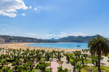 Foto 4 de Centro. Calle Hernani. Piso con dos dormitorios y terraza con vistas panorámicas de la Bahía de la Concha.