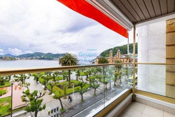 Foto 37 de Centro. Calle Hernani. Piso con dos dormitorios y terraza con vistas panorámicas de la Bahía de la Concha.
