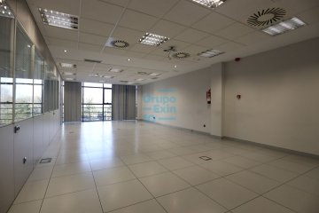 Foto 2 de Zuatzu. Zubiberri. Oficina en una única planta, muy luminosa, sin amueblar. Dispone de tres rayas de garaje.