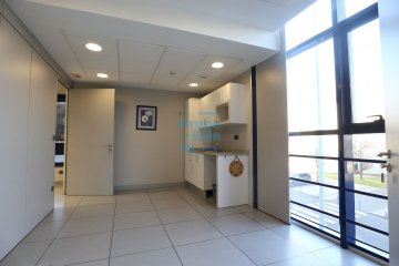 Foto 3 de Zuatzu. Zubiberri. Oficina en una única planta, muy luminosa, sin amueblar. Dispone de tres rayas de garaje.