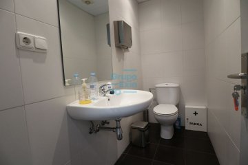 Foto 4 de Zuatzu. Zubiberri. Oficina en una única planta, muy luminosa, sin amueblar. Dispone de tres rayas de garaje.