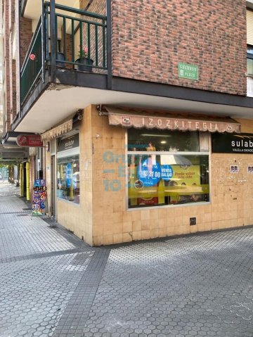 Foto 2 de Astigarraga. Kale Nagusia. Local en esquina con dos escaparates, junto a Sagardo plaza.