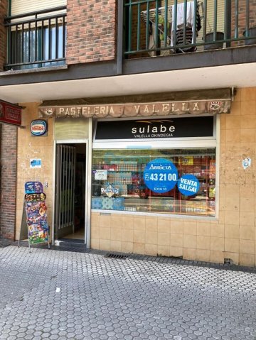 Foto 4 de Astigarraga. Kale Nagusia. Local en esquina con dos escaparates, junto a Sagardo plaza.