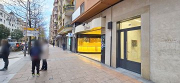 Foto 5 de Local en primera zona comercial, Paseo Colón, con mucho paso de gente y al lado del topo. Grandes escaparates!