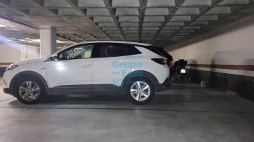 Foto 2 de Gran plaza de aparcamiento, con dimensiones para coche grande y alto más moto