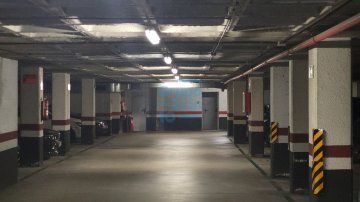 Foto 3 de Gran plaza de aparcamiento, con dimensiones para coche grande y alto más moto