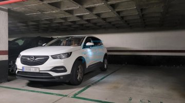 Foto 4 de Gran plaza de aparcamiento, con dimensiones para coche grande y alto más moto