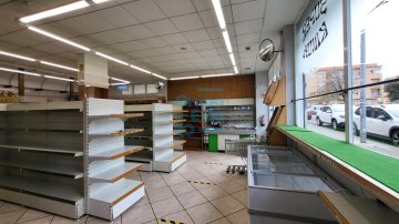 Foto 2 de Fantástico local de esquina cuya última actividad ha sido supermercado.
