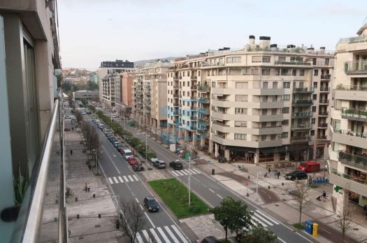 Riberas de Loiola, en Avenida de Barcelona, alquilamos vivienda de salón, 2 habitaciones, 2 baños y cocina. Terraza. Alquiler estable. Se alquila vacío.
