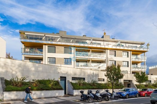 Preciso apartamento de reciente construcción en zona residencial. Totalmente exterior con vistas despejadas. Plaza de aparcamiento.