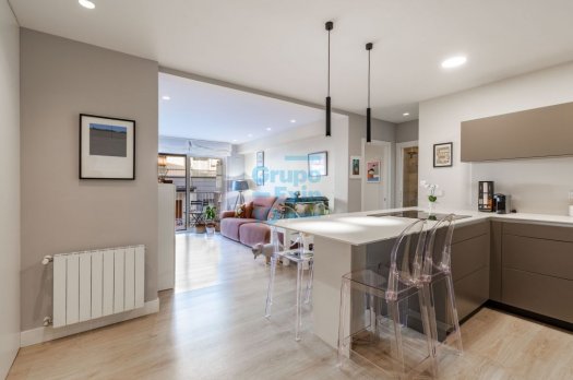 Preciosa vivienda totalmente reformada en Avda. Ametzagaña en quinta planta con terraza.