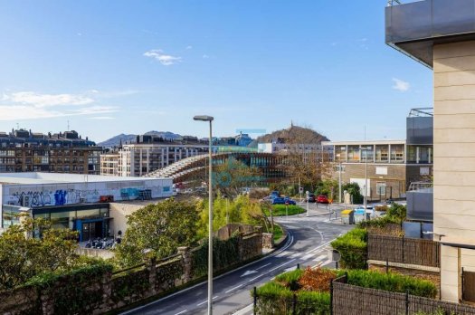 Al principio de Pº Rodil junto al polideportivo Manteo. Vivienda en esquina totalmente exterior con vistas despejadas. Parking comunitario y trastero en planta bajo cubierta.