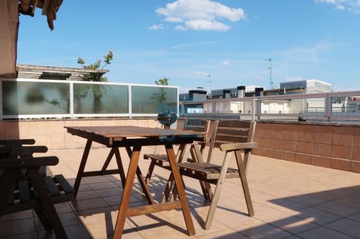 Junto al Ambulatorio en zona tranquila exterior a plaza sin tráfico, se alquila precioso ático con gran terraza y orientada al sur.