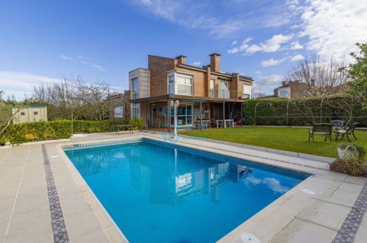 Villa bifamiliar en Miramón Pº Oriamendi con precioso jardín con piscina y vistas depejadas. Construcción del año 2005.