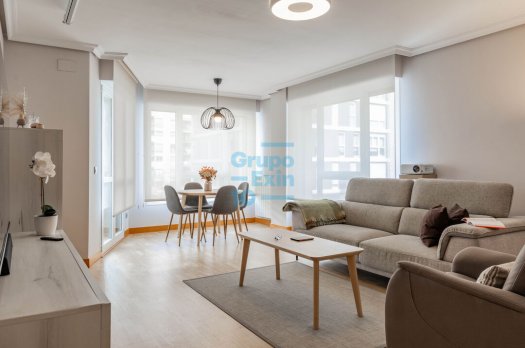 Preciosa vivienda en Pº Riberas de Loiola totalmente exterior en esquina con terraza. Vistas laterales al río Urumea. Plaza de aparcamiento con trastero.