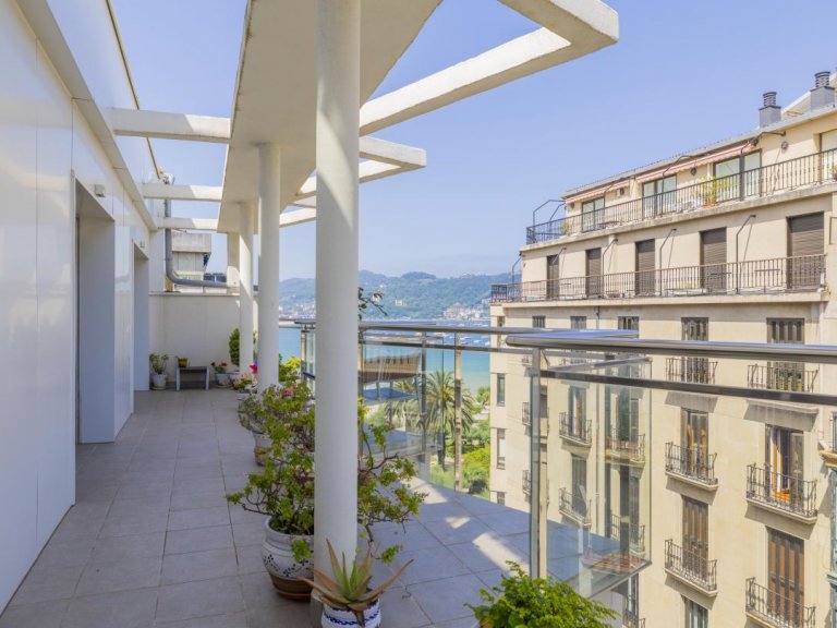 Foto 4 de Gran piso con terraza y vistas al mar