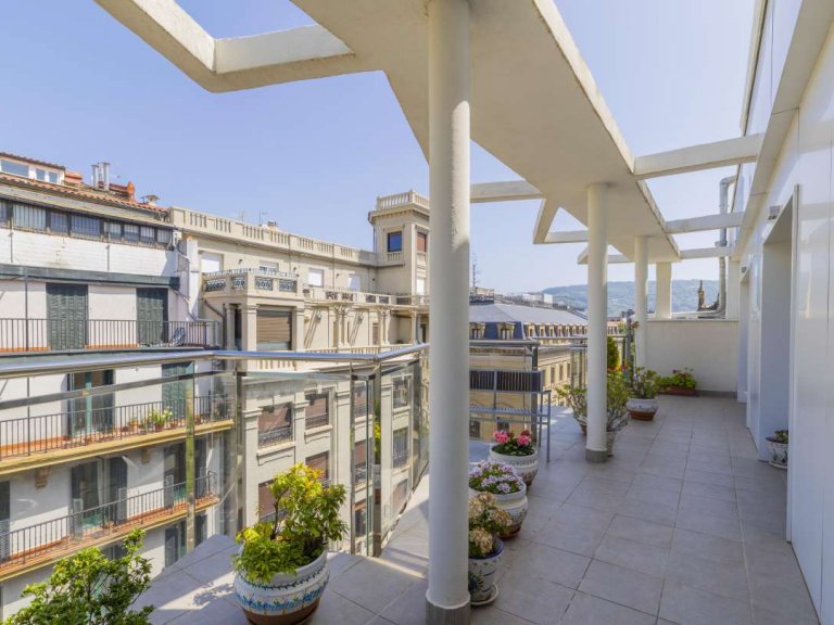Foto 5 de Gran piso con terraza y vistas al mar