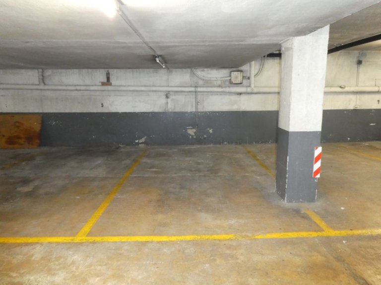 Foto 1 de Plaza de parking para coche mediano.