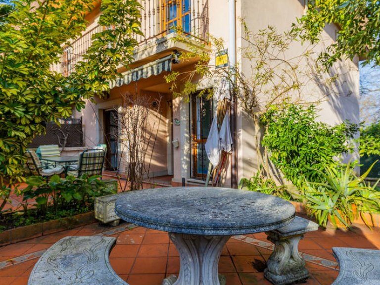 Foto 1 de Villa adosada de esquina con jardín y garaje en Egia