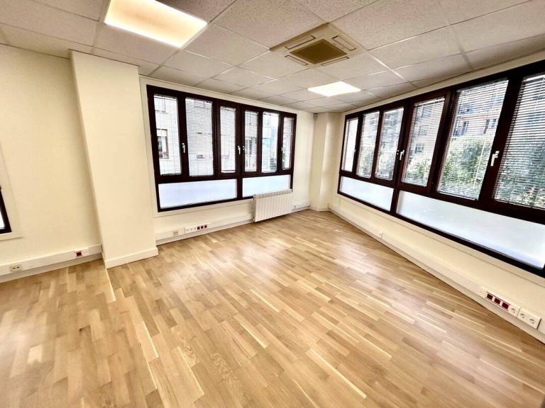 Foto 1 de Muy buena oficina de esquina en Amara Foto 1 de Muy buena oficina de esquina en Amara