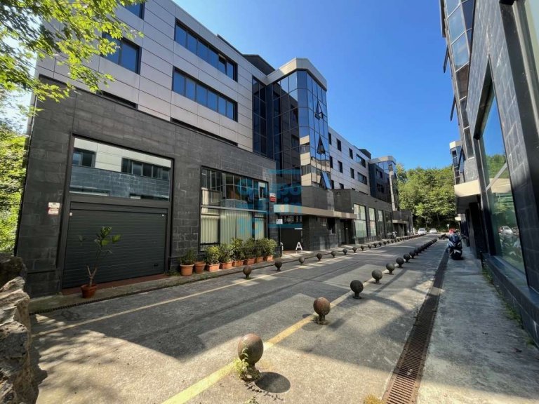 Igara. Oficina exterior, con garaje