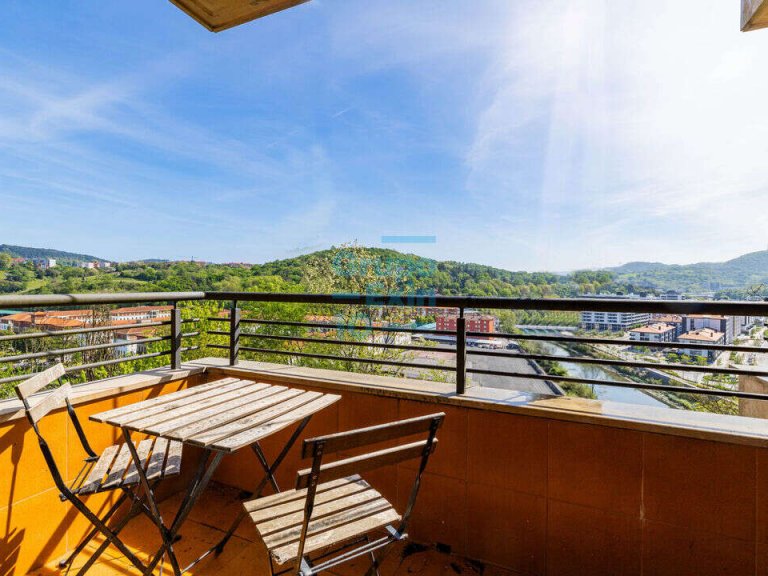 Foto 1 de AMARA. Mendigain. Precioso piso en edificio reciente, totalmente exterior y con bonitas vistas despejadas.