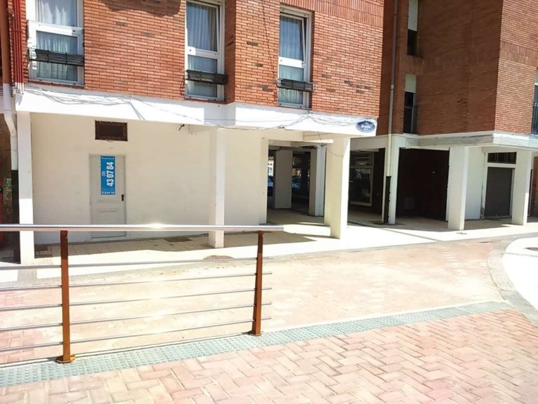 En Martutene, entorno tranquilo y bien comunicado, local a pie de calle, de esquina. Ideal oficina, gremios, negocio