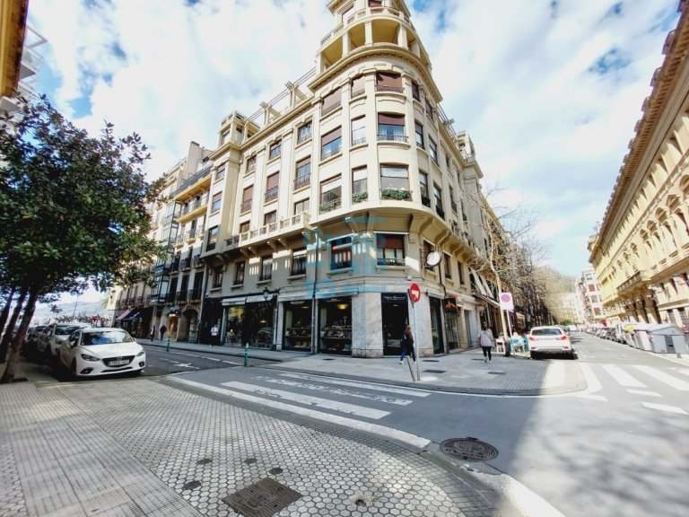 Local comercial en el centro con dos escaparates y preciosa reforma