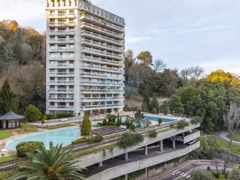 Espectacular vivienda en venta en urbanización privada Erregenea con piscina y con vistas a la bahía de la Concha en San Sebastián.