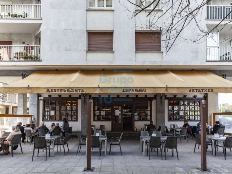 Venta o alquiler de Bar restaurante asador y cafetería en el barrio de Amara en San Sebastián. Ambos establecimientos con terraza.