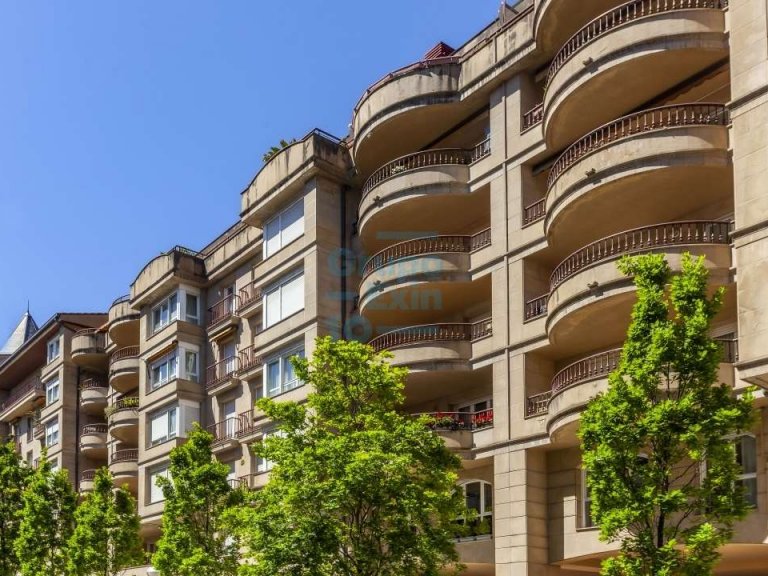 Magnífico ático en venta con dos espléndidas terrazas situado en la exclusiva zona de Ondarreta, en San Sebastián.
