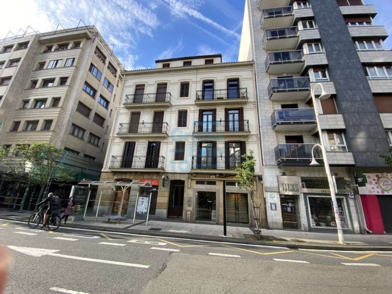 Local muy comercial en venta en excelente ubicación en la Calle Miracruz a un paso del centro de San Sebastián