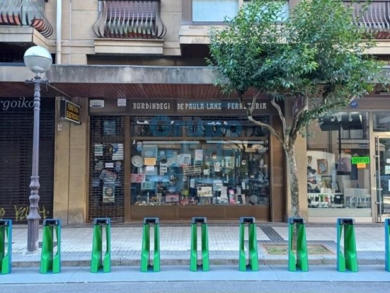 Foto 1 de Local comercial en Gros con amplio escaparate y muy bien ubicado. Superficie de 53m2 en Segundo Ipiizua